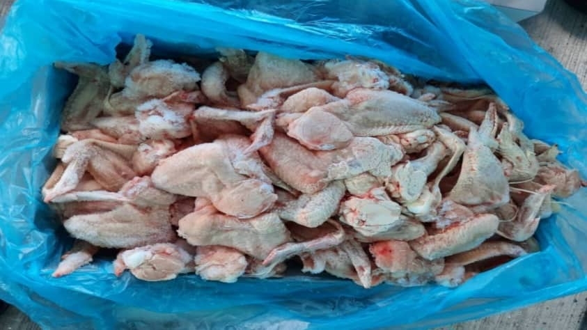 Maqis Labuan tahan kontena berisi 25,200 kilogram ayam sejuk beku