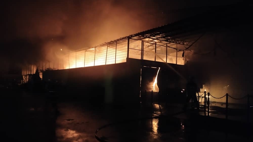 Pasar raya musnah terbakar