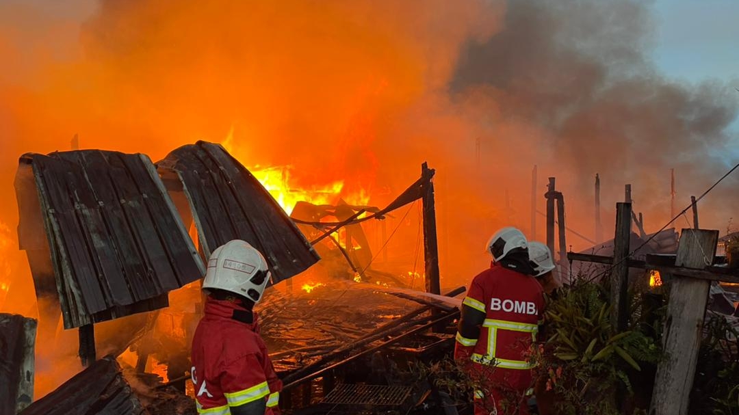 Lagi rumah atas air di Tanjung Aru terbakar