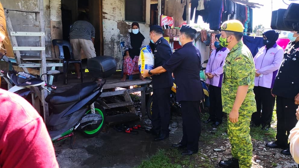 Polis Kota Kinabalu agih bantuan bakul makanan kepada 66 keluarga