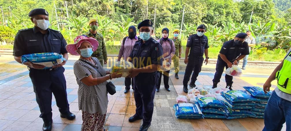 Polis naik kereta api agih bakul makanan untuk 20 keluarga Kampung Pangi