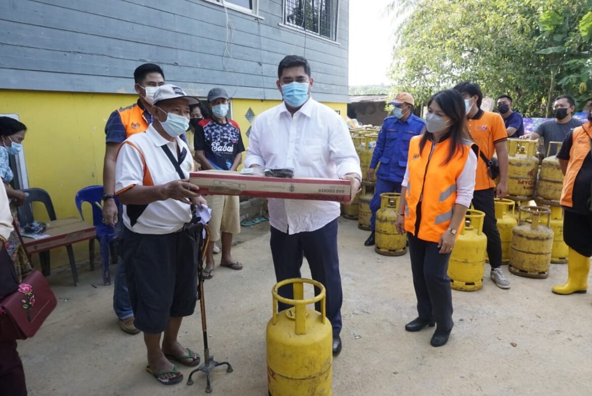 Dapur, tong gas untuk mangsa banjir di Kampung Sugud