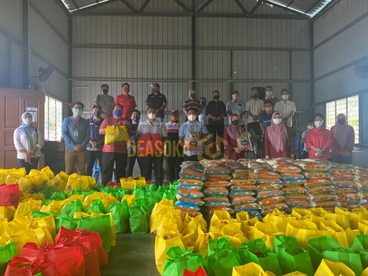 Penduduk Kopungit terima bakul makanan sumbangan Ketua Menteri