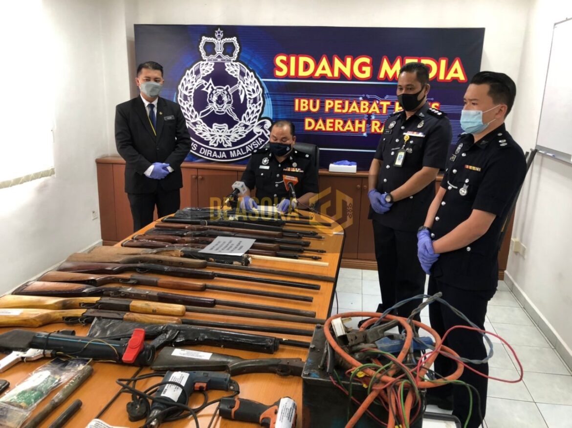 Polis rampas 20 laras senjata api buatan sendiri