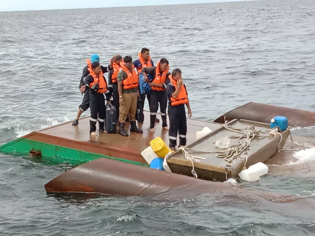 Bot besi karam, tujuh kontraktor diselamatkan Maritim Malaysia