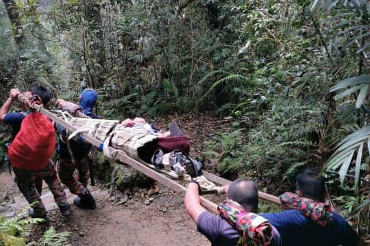 Wanita sakit gastrik dibawa turun Gunung Kinabalu