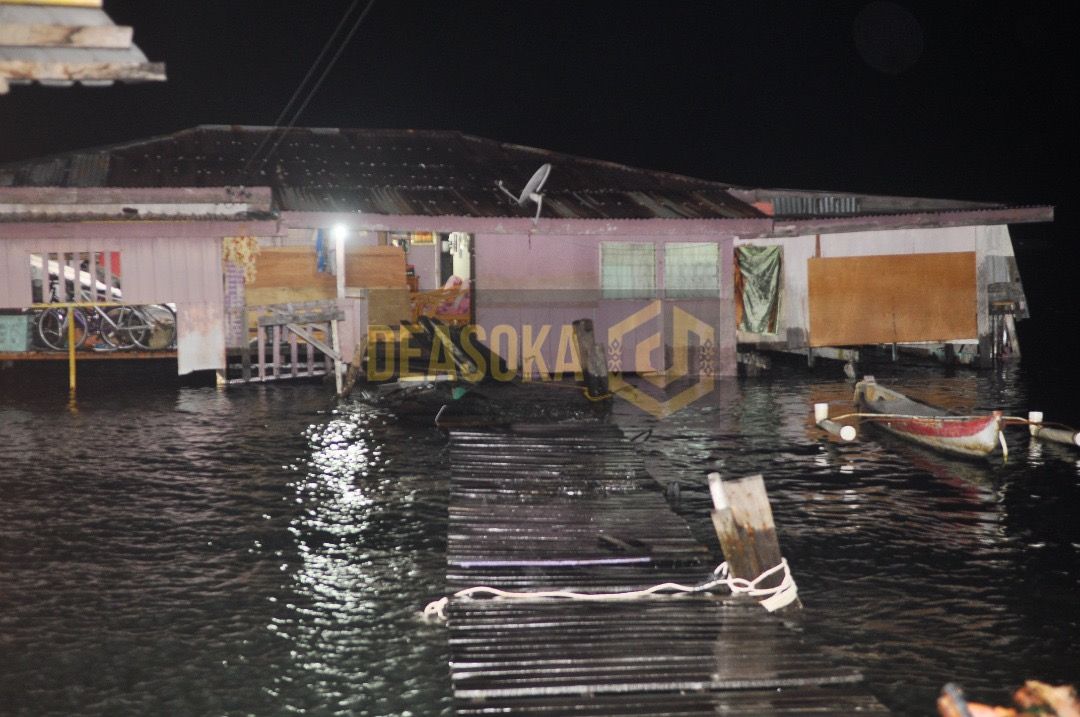 Beberapa rumah di Kampung Tanjung Aru rosak, dilanda air pasang besar