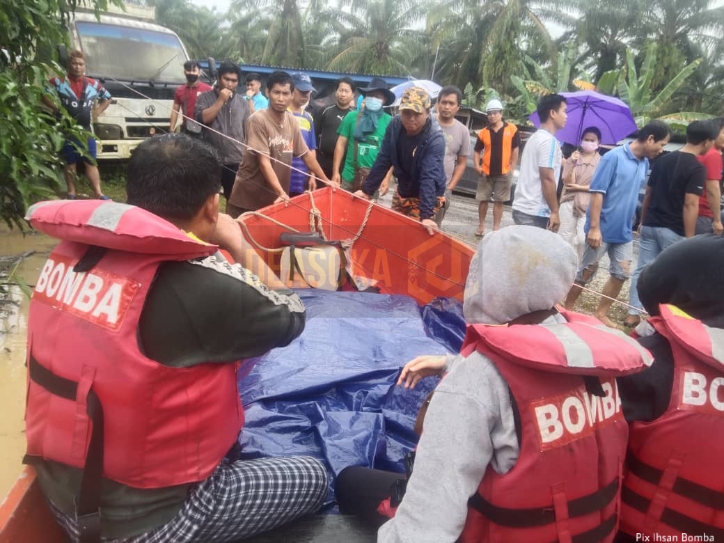 Banjir: Bomba bantu bawa jenazah keluar dari lokasi banjir