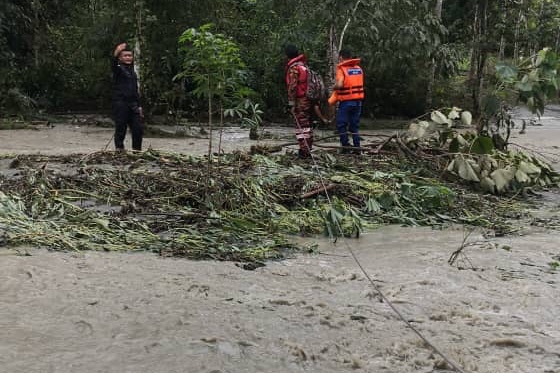 Operasi hantar bantuan makanan kepada mangsa terperangkap banjir