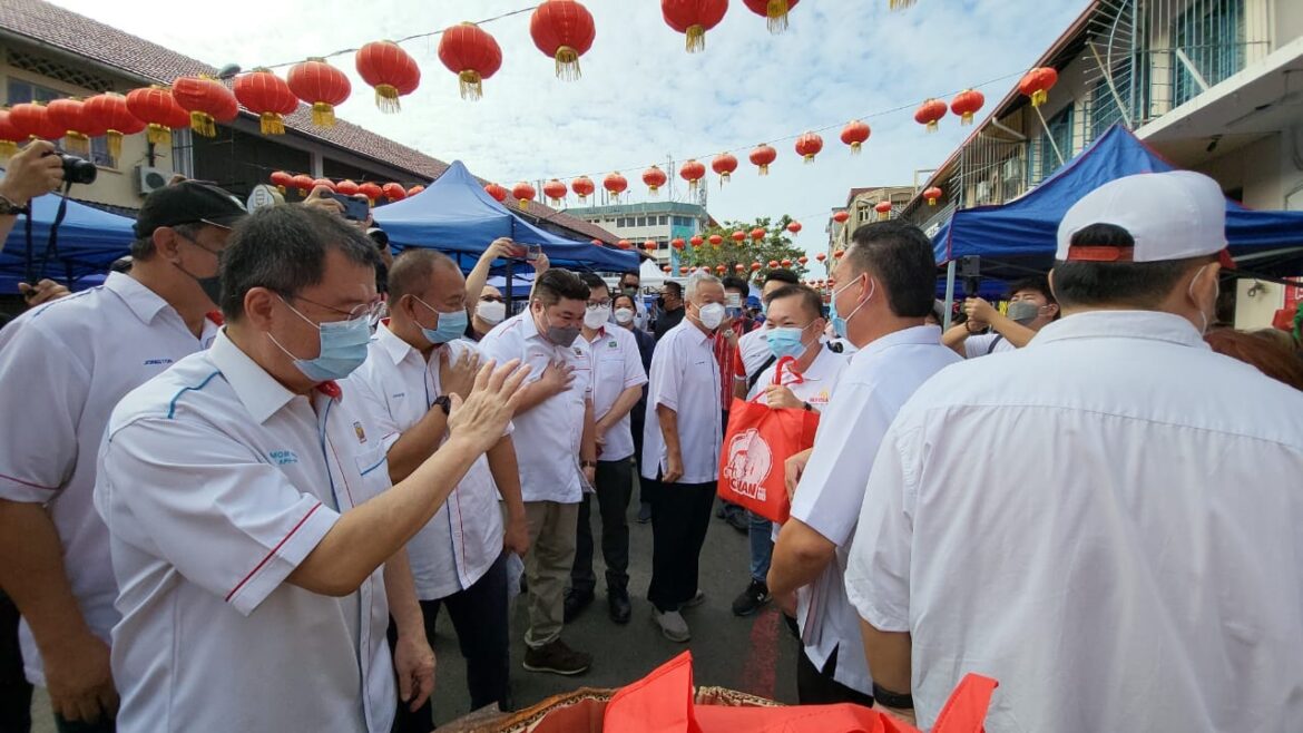 Tiga parti politik ‘bertembung’ ketika ‘walkabout’ sempena Tahun Baharu Cina di Gaya Street