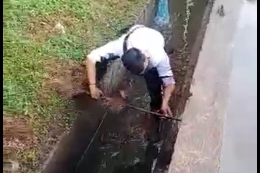 Polis trafik bersihkan longkang elak air bertakung terima pujian