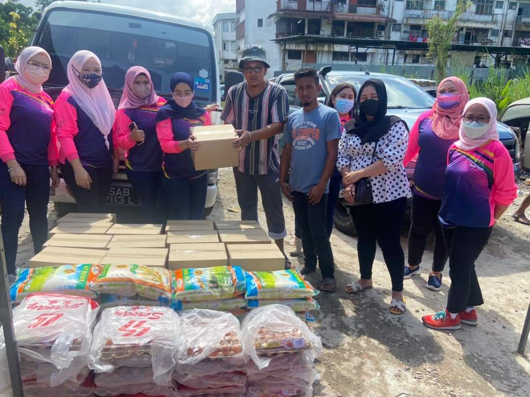 Puteri UMNO Sepanggar hulur bantuan kepada mangsa kebakaran Kampung Monggorok