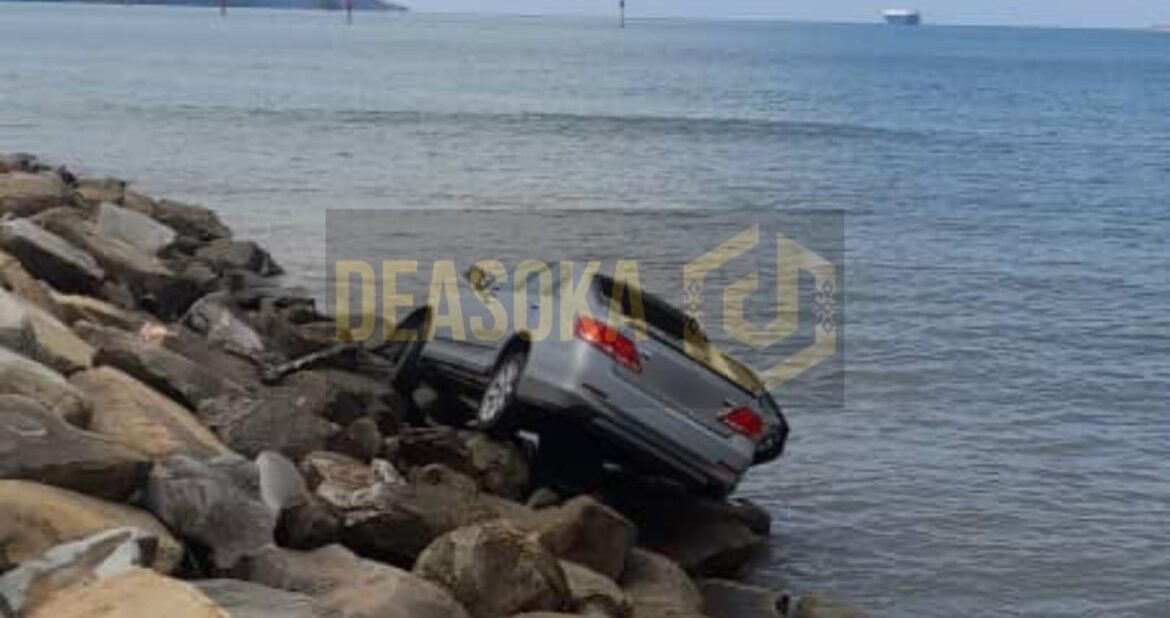 Dua pelajar selamat, kereta terbabas dan hampir terjunam ke laut