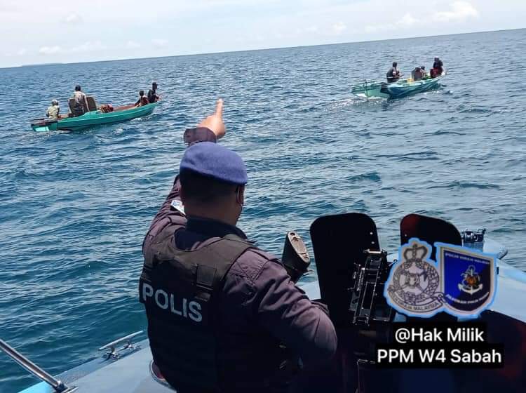 Dua bot bawa 17 PATI diusir keluar dari perairan negara