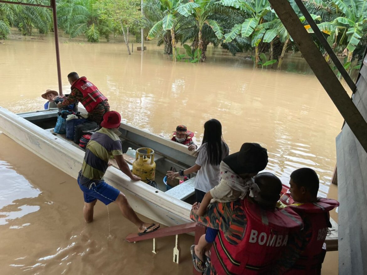 Keluarga terjejas banjir di Tenom dipindahkan ke PPS