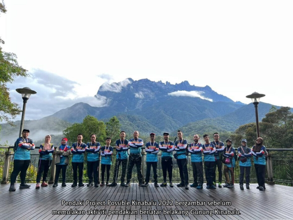 Sambut Jubli Perak SMK Lajau di puncak Gunung Kinabalu