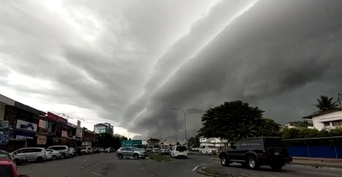 Meteorologi sahkan fenomena awan bergaris di Kota Kinabalu ialah ‘garis badai’