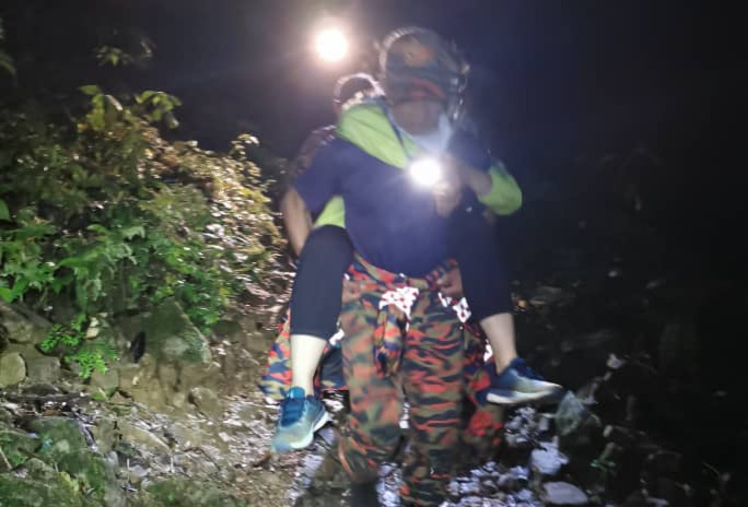 Mosar bantu pendaki warga Singapura cedera di kaki