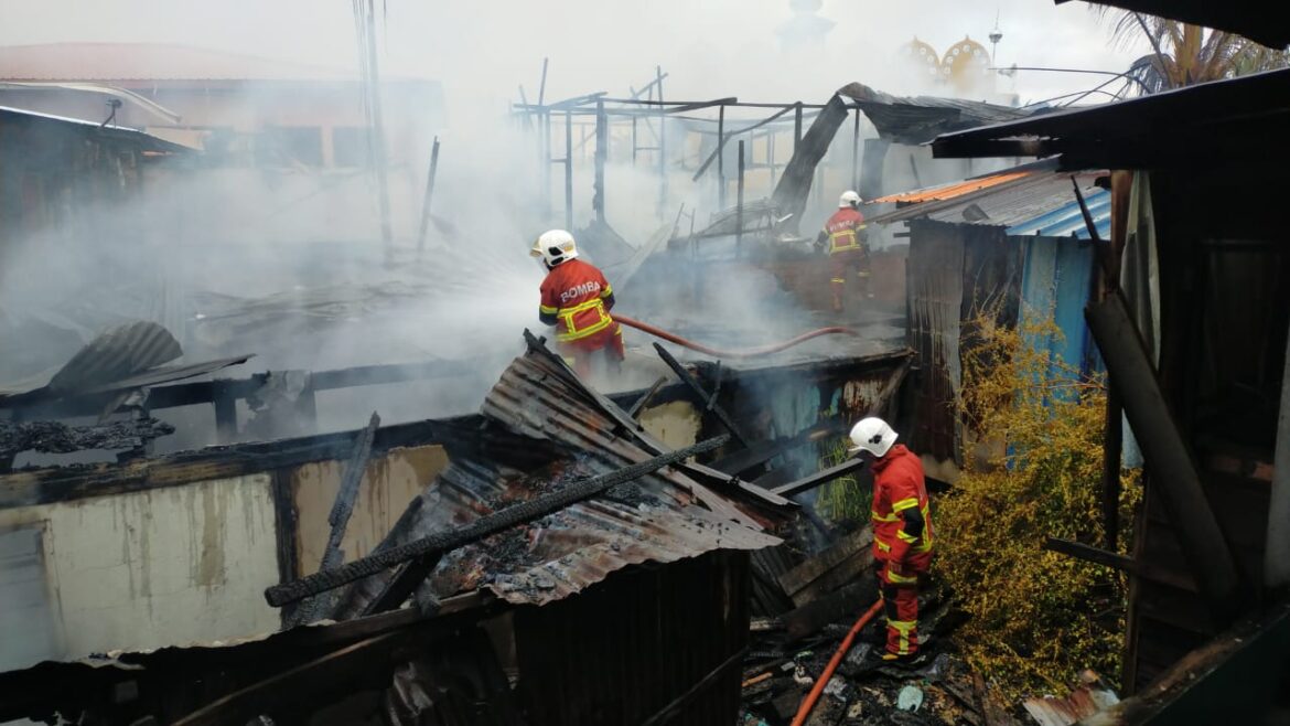 Dua rumah musnah, empat rumah terbakar 30 peratus