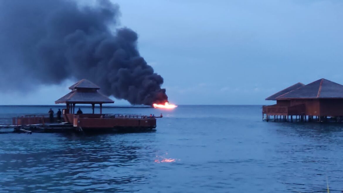 Kapal tongkang terbakar dan tenggelam