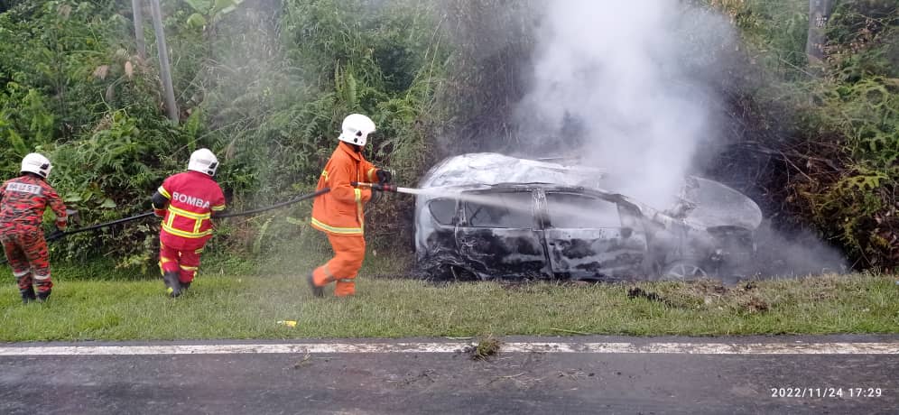 Pemandu cedera, kereta terbabas sebelum terbakar