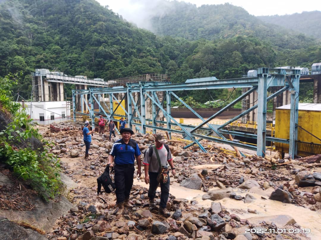 Runtuhan tanah, enam polis bantuan, kakitangan Stesen Janakuasa Hidro Tenom Pangi, terperangkap