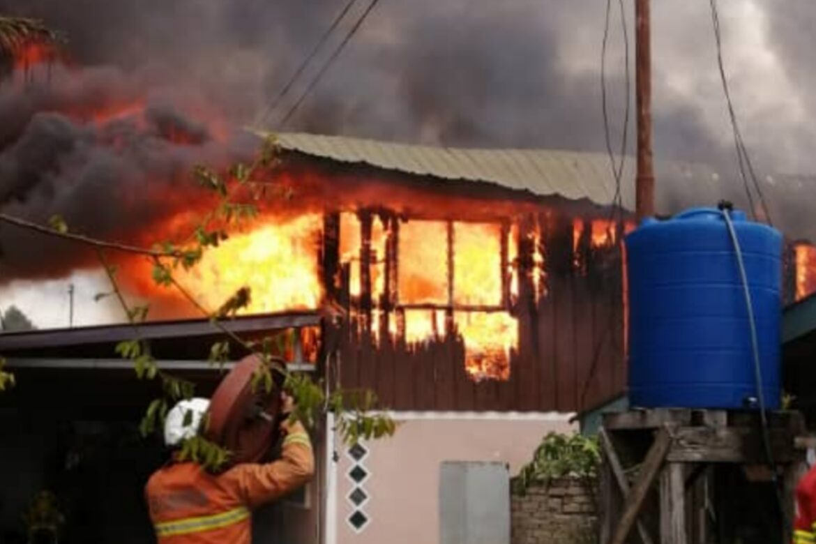 Lelaki cedera, empat rumah musnah terbakar