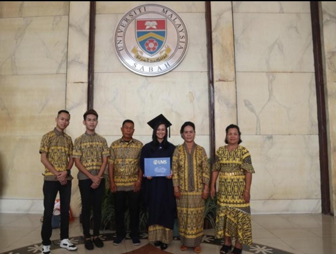 Busana tradisi motif ‘Pua Kumbu’ jadi pilihan graduan dan keluarga dari Sarawak