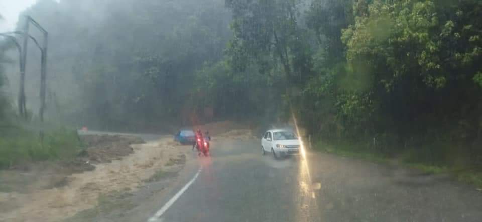 Tanah runtuh di kilometer 92.7 Jalan Kota Kinabalu-Sandakan