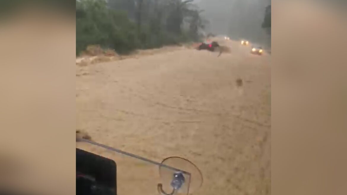 Air deras berlumpur jejas pengguna Jalan Tamparuli-Kundasang