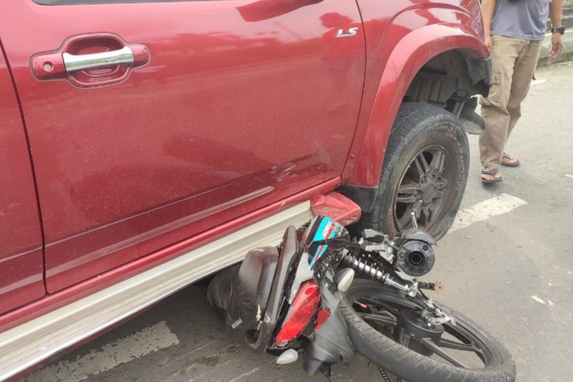 Lelaki terselamat dari maut selepas motosikal terperosok bawah pacuan empat roda