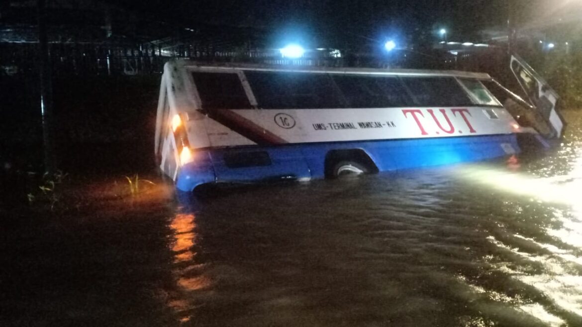 Pemandu bas terselamat bas masuk parit ketika banjir