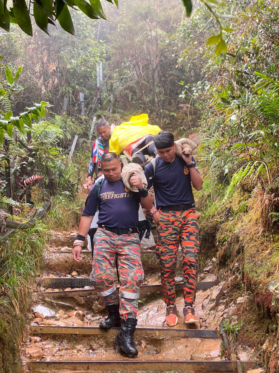 Wanita cedera daki Gunung Kinabalu