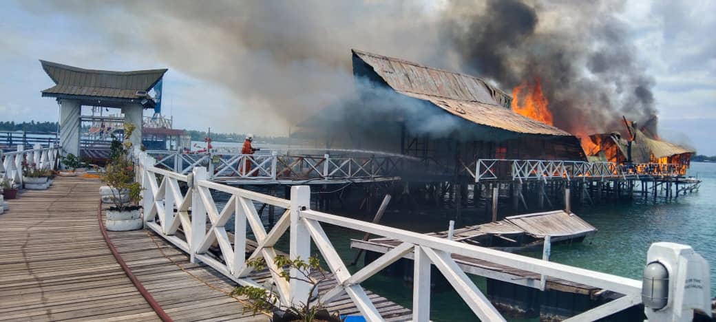 Resort musnah terbakar