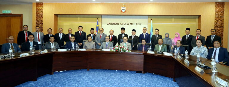 Setiausaha Politik 01